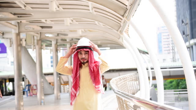 Islamischer-arabischer-Mann-tragen-Hijab-und-muslimische-formale-Kleid-multikulturelle-Vielfalt-Geschäftsleute-lächelnd-Blick-in-die-Kamera-in-modernen-Stadtbild.