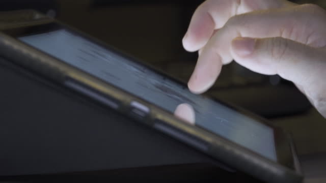 4K-Video-Nahaufnahme-Fingerberühren-auf-Tablet-Bildschirm.