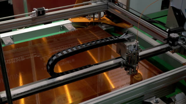 Dispositivo-de-impresión-3D,-crear-un-nuevo-objeto-de-filamento-de-alambre-plástico