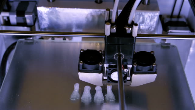 Drei-dimensionale-Drucker-bei-der-Arbeit-im-Labor,-Kunststoff-3D-Drucker,-3D-Druck