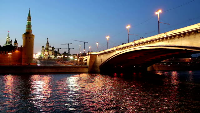 Río-de-Moskva-y-el-Kremlin-(de-noche),-Moscú,-Rusia