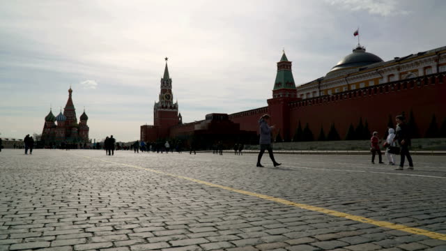 Y-turistas-visitando-la-Plaza-Roja-en-Moscú,-Rusia.-Time-lapse