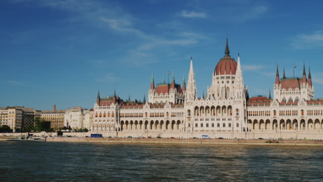 Uno-de-los-más-bellos-edificios-del-Parlamento-de-Europa-en-Budapest