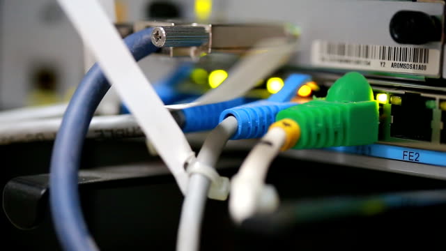 Sala-de-servidores-de-red-tecnología-centro-con-cables-de-red.