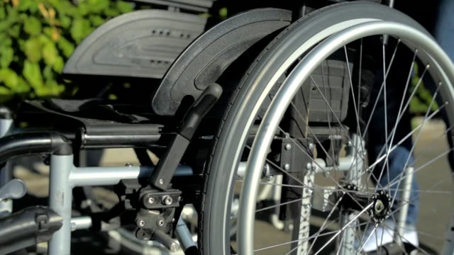 Angenehme-Menschen-schieben-eines-Rollstuhls