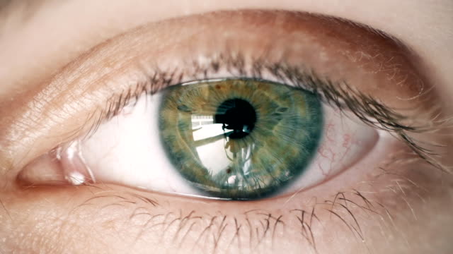 Verde-ojo-humano-de-joven,-mirando-a-cámara,-de-cerca.