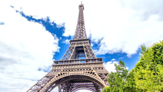 Champ-de-Mars-und-dem-Eiffelturm-Timelapse-Hyperlapse-an-einem-sonnigen-Sommertag.-Paris,-Frankreich