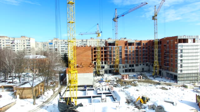 Hoisting-cranes-and-building-activity
