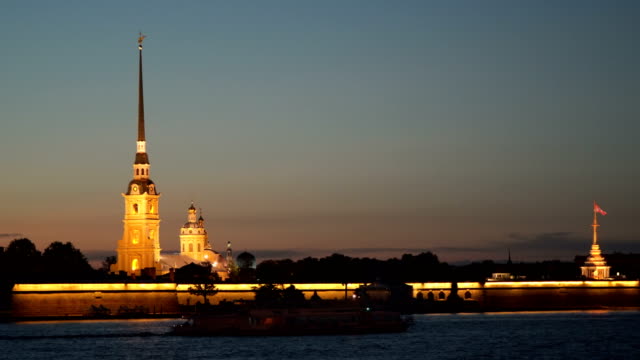 Peter-y-Paul-Fortress-en-San-Petersburgo-de-noche