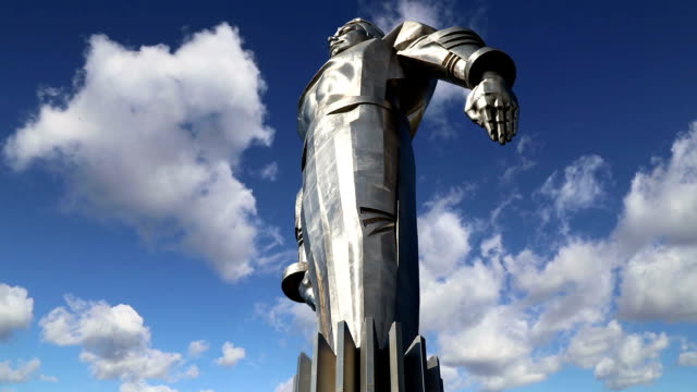 Monumento-a-Yuri-Gagarin-(42,5-metros-alto-pedestal-y-estatua),-la-primera-persona-en-viajar-en-el-espacio.-Se-encuentra-en-Leninsky-Prospekt-en-Moscú,-Rusia.