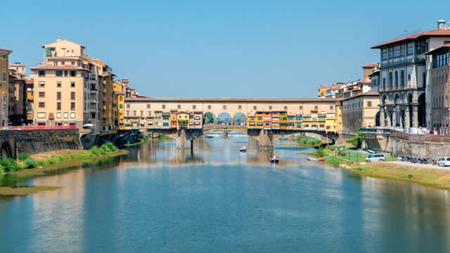 Blick-auf-die-Ponte-Vecchio-auf-einen-sonnigen-Tag-Timelapse,-eine-mittelalterliche-Stein-segmentale-Bogenbrücke-über-den-Arno-in-Florenz,-Italien
