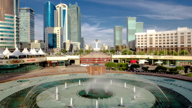 Musik-Brunnen-und-neue-Geschäft-Bezirk-Zeitraffer-von-Brücke-in-Astana