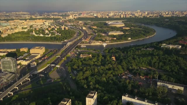 Russland-sonnigen-Abend-Moskau-berühmten-Luzhniki-Stadion-Dustrict-Fluss-aerial-Panorama-4k