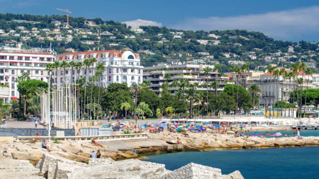 Bunte-Altstadt-und-Strand-in-Cannes-Zeitraffer-auf-Côte-d-'-Azur-in-einem-schönen-Sommertag,-Frankreich