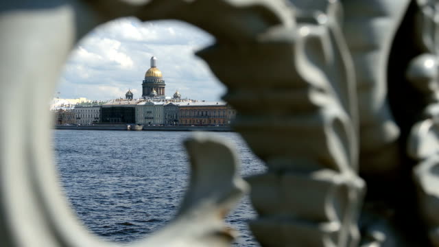 Ver-a-través-de-una-rejilla-de-hierro-del-puente-a-la-Isaac-Cathedral-y-el-Rio-Neva---St.-Petersburg,-Rusia