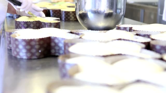 chef-pastelero-manos-Glas-pasta-para-las-palomas-de-la-torta-de-Pascua