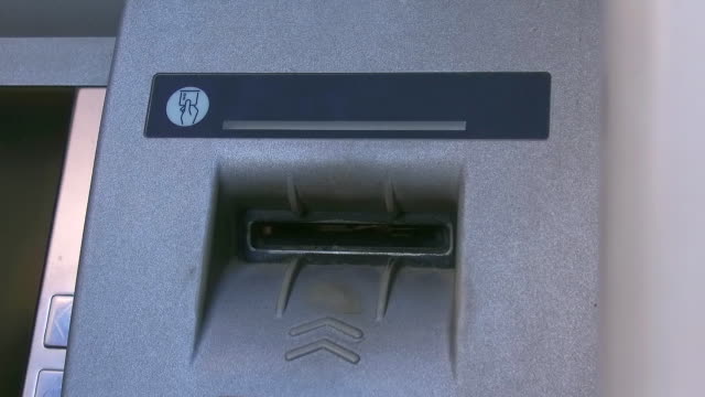 Frau-Hand-einfügen-eine-Bankkarte-eine-Automaten-teller