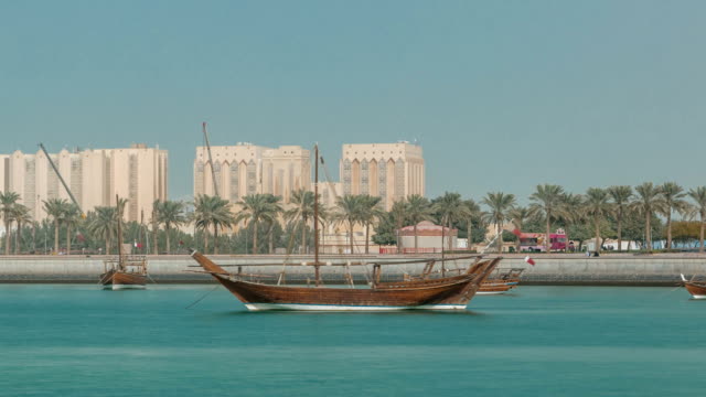 Dhows-amarran-de-timelapse-del-Parque-Museo-de-Doha-central