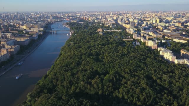 Russland-Sonnenuntergangszeit-Moskau-Stadtbild-berühmte-Gorky-Park-am-Flussufer-aerial-Panorama-4k