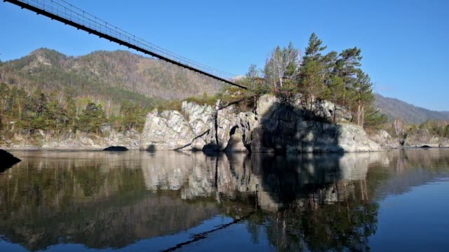 Aufklappbare-Brücke-zum-Kloster-auf-der-Insel-Patmos-am-Fluss-Katun-im-Chemal,-Altai,-Russland