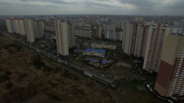 Luftbild-Drohne-Aufnahmen-von-grauen-städtischen-Stadtrand-mit-identischen-Häusern