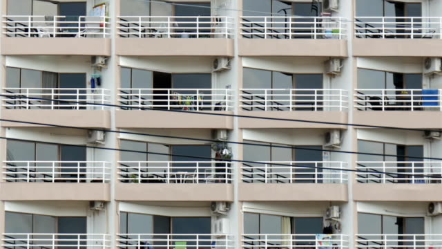Varios-pisos-con-balcones-y-las-cosas-que-cuelgan-allí.-Varias-plantas-edificio-cerrar-vista