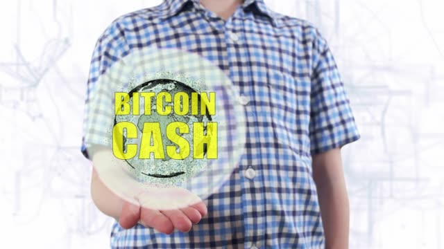 Junger-Mann-zeigt-ein-Hologramm-des-Planeten-Erde-und-Text-Bitcoin-Bargeld