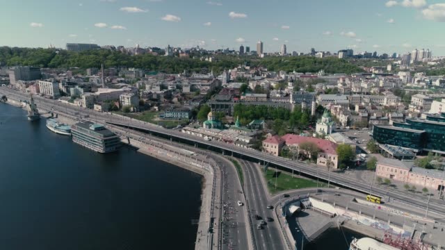 4K-Luftbild-Drohne-Fooage.-Marathonlauf-auf-der-Brücke.-Breite-Schuss.-Blick-auf-Podil-in-Kiew