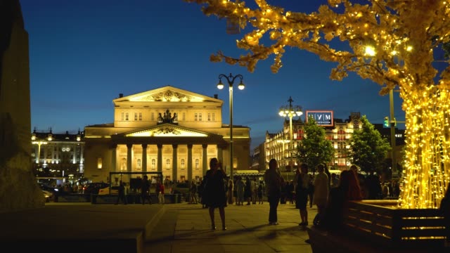 Moscú,-Rusia.-Paseo-de-noche-por-la-Plaza-Teatralnaya-y-una-vista-del-teatro-Bolshoi