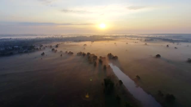 Luftaufnahmen-Video-von-nebligen-Morgen.-Fliegen-über-den-Fluss-Desna.-Sonnenaufgangszeit.-Kyiv-Region,-Ukraine.