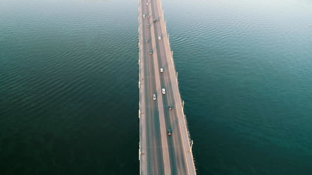 Top-Luftaufnahme-der-Brücke-Automobil-Straßenverkehr-viele-Autos,-Verkehrskonzept