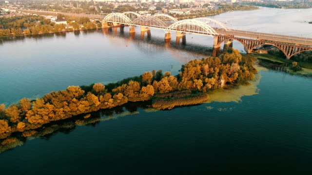 Vista-aérea-de-la-ciudad-de-Kiev,-Ucrania.-Río-Dniéper-con-puentes.-Puente-de-Darnitskiy.-Distrito-de-Poznyaki-en-el-fondo