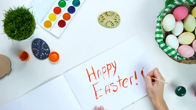 Mujer-creadora-dibujo-huevo-de-Pascua-en-hoja-de-álbum,-tarjetas-de-felicitación,-preparación