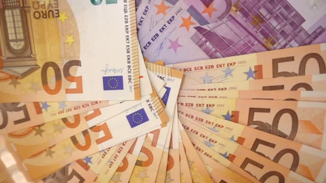 VIDEO,-extrem-Nahaufnahme-von-Euro-Banknoten,-langsame-Drehbewegung