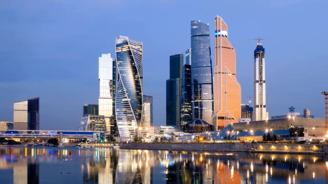 Morgen-Hyperlapse-der-Stadt-Moskau-(Moskau-internationales-Geschäftszentrum)-und-ruhigen-Fluss-Moskwa,-Russland.
