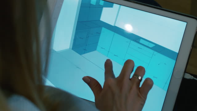 Mujer-diseñador-ver-modelo-3D-Interior-en-tableta-Digital