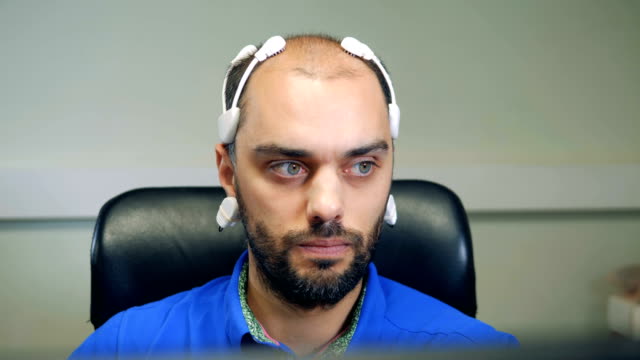 Vista-frontal-de-un-hombre-que-llevaba-un-auricular-de-EEG-de-la-bio-señal