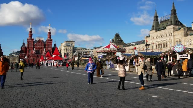 La-gente-camina-en-el-centro-de-Moscú.
