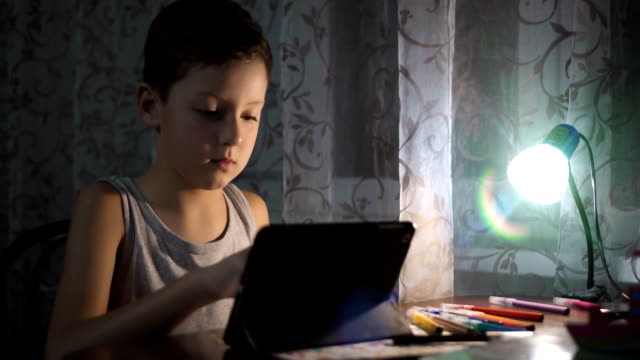 Kind-benutzt-Tablet-für-das-Studieren,-Boy-Writing-Homework-in-Night-Internet-Usage-FullHD