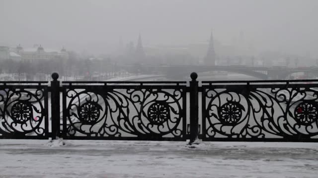 Camine-sobre-la-nieve-cubierta-de-Moscú
