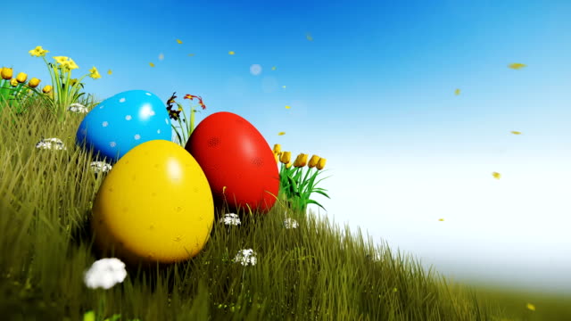 Coloridos-huevos-de-Pascua-en-prado-verde-con-hermosas-flores