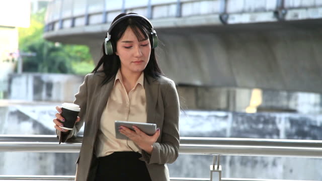 businesswoman-using-smartphones