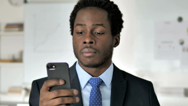 Afrikanischer-Geschäftsmann-nutzt-Smartphone