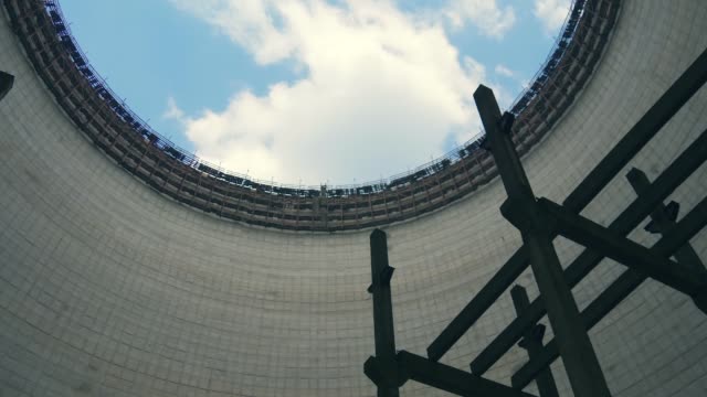 Torre-de-enfriamiento-de-la-central-nuclear-de-Chernóbil