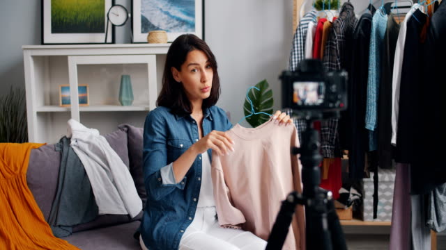 Weibliche-Vlogger-Modedesignerin-nimmt-Video-über-modische-Kleidung-auf