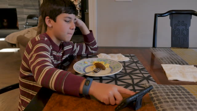 Joven-de-8-a-10-años-de-edad-empujando-rápidamente-una-pantalla-táctil-en-su-teléfono-móvil