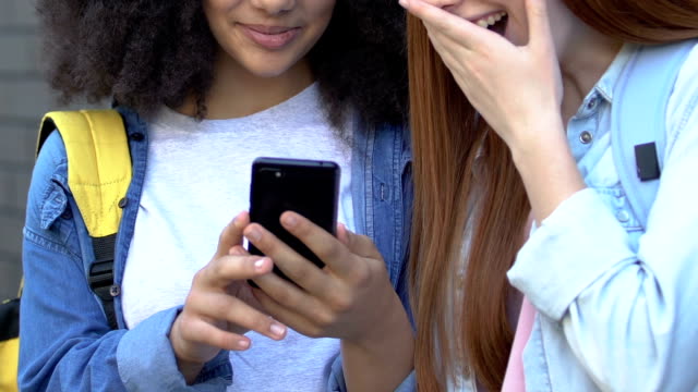 Teenager-Mädchen-lachen-über-Social-Media-Posts-über-Klassenkameraden,-Cybermobbing