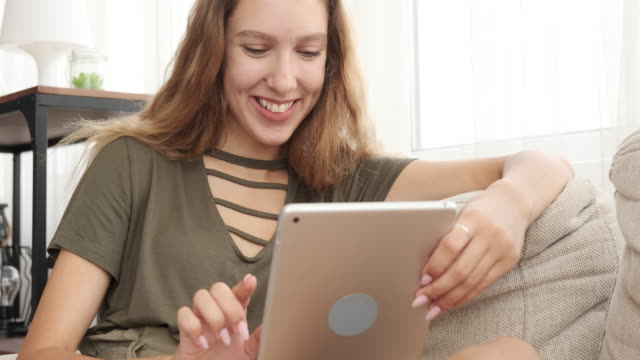 Teenager-Mädchen-mit-digitalen-Tablet-auf-dem-Sofa