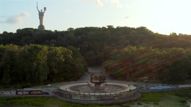 Monumento-a-los-fundadores-de-Kiev.-Kyi,-Schek,-Horev-y-su-hermana-Lybid.