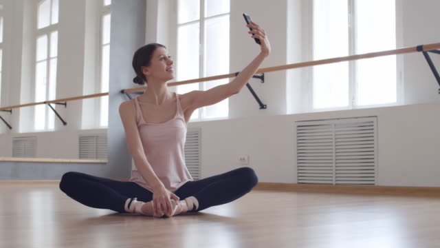 Junge-Ballerina-macht-Selfie